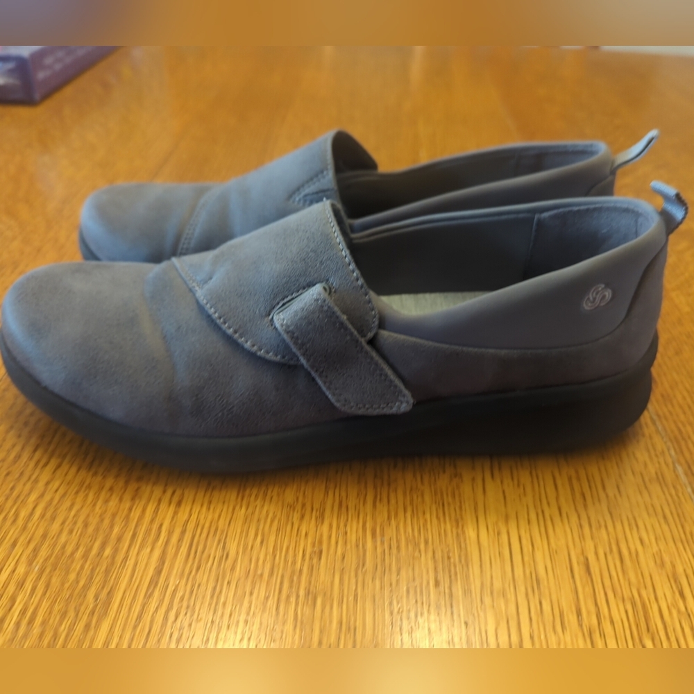 Cloudsteppers Clarks Soft Cushion Grey Loafers Hook & Loop Closure Women's 9.5M - Picture 2 of 10